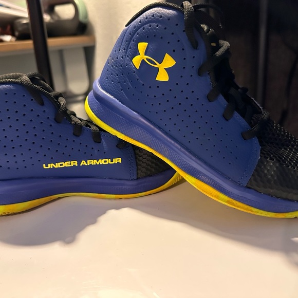 Children’s Under Armor Shoes/basketball size 1Y - Picture 2 of 6